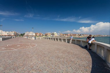 Lido di Ostia, İtalya - 14 Eylül 2016: rahatlatıcı insanlar (Pontile Di Ostia) rıhtımda yakınındaki güzel plaj Lido di Ostia (Lido di Roma), İtalya.