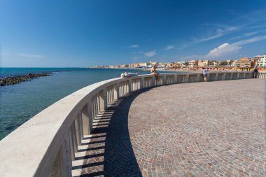 Lido di Ostia, İtalya - 14 Eylül 2016: rahatlatıcı insanlar (Pontile Di Ostia) rıhtımda yakınındaki güzel plaj Lido di Ostia (Lido di Roma), İtalya.