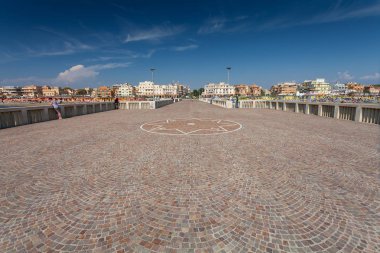 Lido di Ostia, İtalya - 14 Eylül 2016: rahatlatıcı insanlar (Pontile Di Ostia) rıhtımda yakınındaki güzel plaj Lido di Ostia (Lido di Roma), İtalya.