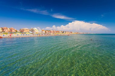 Lido di Ostia, İtalya - 14 Eylül 2016: yüzme ve rahatlatıcı insanlar güzel sahilde Lido di Ostia (Lido di Roma), özel plaj Battistini, İtalya.
