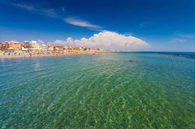 Lido di Ostia, İtalya - 14 Eylül 2016: yüzme ve rahatlatıcı insanlar güzel sahilde Lido di Ostia (Lido di Roma), özel plaj Battistini, İtalya.