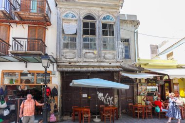 Rethymnon, Island Girit, Yunanistan, - 1 Temmuz 2016: küçük kafe ve dükkan ile eski binalar Rethymnon bölümü eski şehirde sokakta yer alır