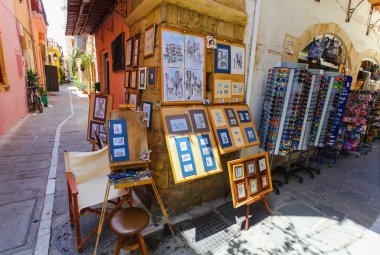 Rethymnon, Island Girit, Yunanistan, - 1 Temmuz 2016: nerede turist yürüyüş ve Hatıra Eşyası satın Rethymnon (tarihi kent parçası) dar sokaklarında