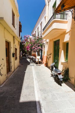 Rethymnon, Island Girit, Yunanistan, - 1 Temmuz 2016: Rethymnon (tarihi kent parçası) dar sokağa orada bir yeri vardır küçük kafe ve dükkan