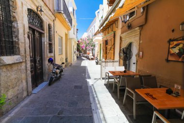 Rethymnon, Island Girit, Yunanistan, - 1 Temmuz 2016: Rethymnon (tarihi kent parçası) dar sokağa orada bir yeri vardır küçük kafe ve dükkan