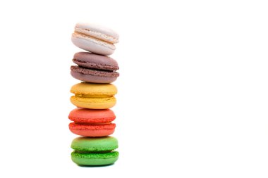 Beyaz izole renkli macaroons Kulesi