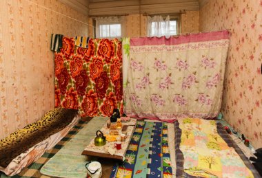 Geçici dairede mülteciler için uyku alanı