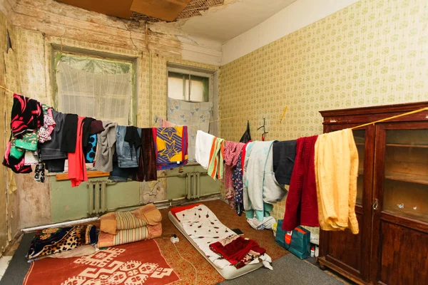 Одежда Беженцев Высыхает Веревке Временной Квартире — стоковое фото