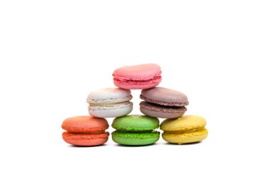 Beyaz izole renkli macaroons piramit