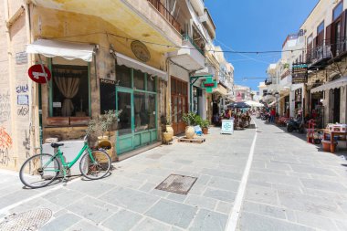 Rethymnon, Island Girit, Yunanistan, - 1 Temmuz 2016: Rethymnon (tarihi kent parçası) dar sokağa orada bir yeri vardır küçük kafe ve dükkan