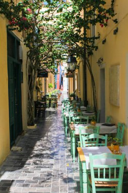 Rethymnon, Island Girit, Yunanistan - 23 Haziran 2016: masa ve sandalyeler Kafe'nin vardır Rethymnon (eski şehrin dar sokakta)