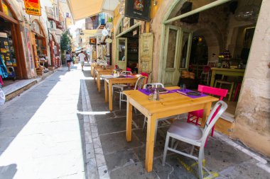 Rethymnon, Island Girit, Yunanistan - 23 Haziran 2016: masa ve sandalyeler Kafe'nin vardır Rethymnon (eski şehrin dar sokakta)