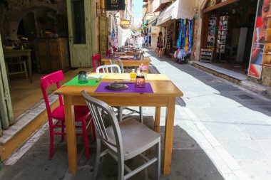 Rethymnon, Island Girit, Yunanistan - 23 Haziran 2016: masa ve sandalyeler Kafe'nin vardır Rethymnon (eski şehrin dar sokakta)