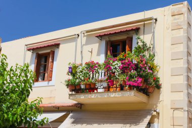 Rethymnon, Girit Adası Yunanistan - 23 Haziran 2016: ev Rethymnon eski şehir içinde bulunan ikinci bölümünde eski çiçekli tencere sürü bakan bir balkona