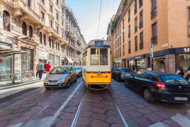 Milan, İtalya - 06 Eylül 2016: Rating arabalar ve dar toplu taşımayla Cesare Correnti street (Via Cesare Correnti) şehir merkezi Milano.
