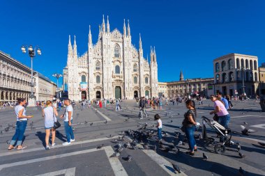 Piazza del Duomo ve Milano Duomo Katedrali görüntüleyin. Bir sürü turist ve Piazza del Duomo tarihinde güvercinler