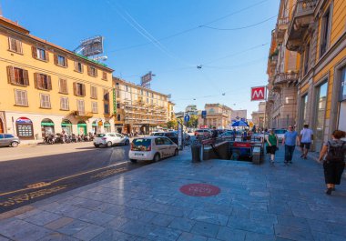 Milan, İtalya - 06 Eylül 2016: İnsanlar P.ta Venezia Avenue Buenos Aires (Corso Buenos Aires üzerinde bulunan metro istasyonu yakınındaki kaldırımda yürüyen)