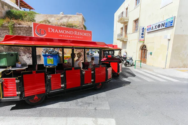 レティムノ クレタ島 ギリシャ 2016 観光客のための小さな赤い電車レティムノの街で観光ドライブ — ストック写真