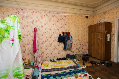 Mülteciler için geçici dairede yatma ve yeme alanı (yaşam için))