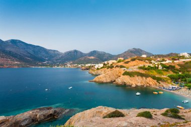 Bali, Island Girit, Yunanistan - 21 Haziran 2016: sabah sahne dağlar, deniz ve köy Bali evleri ile sahilde bulunan.