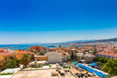 Rethymnon, Island Girit, Yunanistan - 23 Haziran, 2016:Panorama şehir Rethymnon ve Girit Denizi. Fortezza Kale duvarından görüntülemek