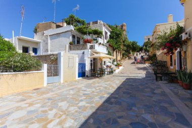 Rethymnon, Girit Adası Yunanistan - 23 Haziran 2016: Rethymnon (tarihi kent parçası) dar sokağa orada bir yeri vardır küçük kafe ve dükkan