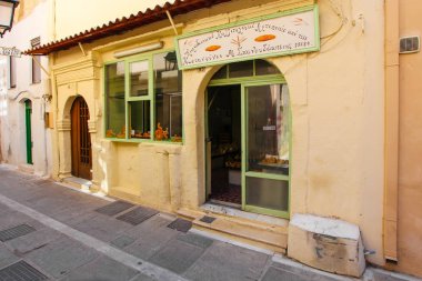 Rethymnon, Island Girit, Yunanistan - 23 Haziran 2016: geleneksel Yunanistan ekmek taze ve lezzetli kek, pasta ve ekmek şehir Rethymnon parçası eski şehrin sokak fotoğrafı