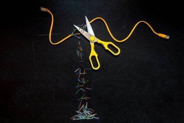 Sarı yama kablosu makas ve bağlayıcı Rj45, Siyah Kara tahta arka plan üzerinde izole kompozisyon kesilmiş. Kavramı Internet iletişim ve bağlantı