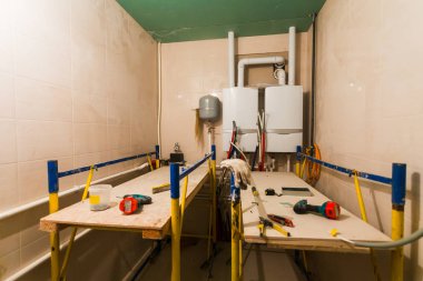 Bir dairede tamir için el aleti yapım ve yenileme aşamasındadır.