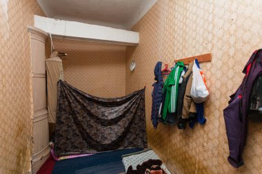 Mülteciler için geçici dairede yatma ve yeme alanı (yaşam için))