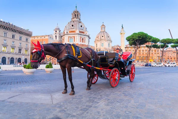 Rome, İtalya - 12 Eylül 2016: Kırmızı tekerlekli turistlere Piazza Foro Borghese'nin Roma'da bekliyor, Roma arabaları (başı)