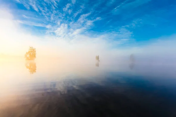 Пейзаж Утренней Природы Озере Голубым Небом Облаками Туманом Туманом Одинокими — стоковое фото