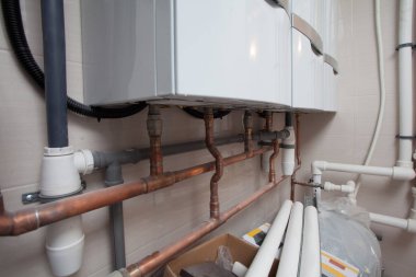 Isıtma sisteminin sıhhi tesisat boruları yenileme sırasında daireye monte edilir