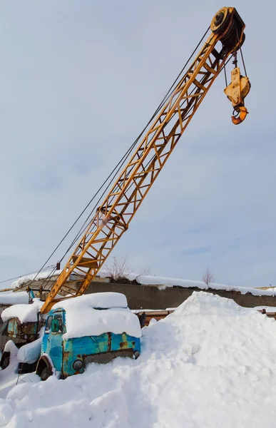 Old Mobile Construction Crane Hook Snowdrift — Stock Photo, Image