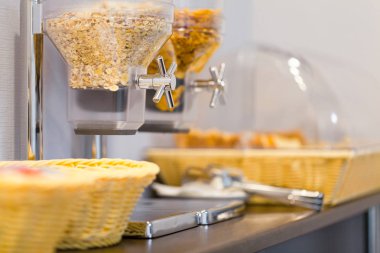 Bir çeşit tahıl bir self Servis Kahvaltı sunan otel restoranında tahıl dağıtıcılar
