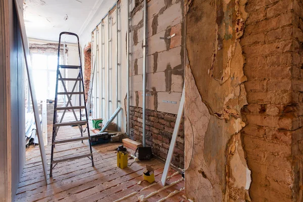 Interior Del Apartamento Con Materiales Durante Renovación Construcción Haciendo Pared — Foto de Stock