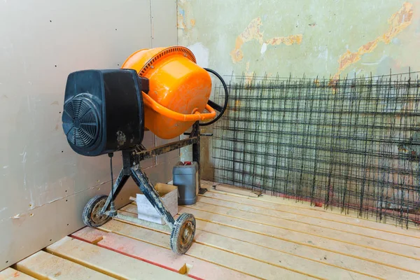 Elektrische Betonmixer Een Appartement Tijdens Renovatie Bouw Verbouwen — Stockfoto