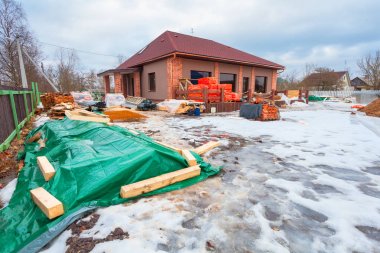 Teraslı modern ev inşaat (Remodel) altında ve tadilat için inşaat malzemesi dışında