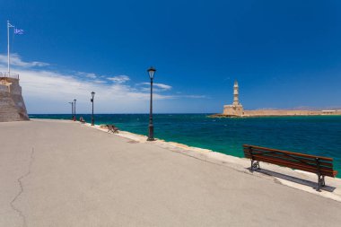 Hanya, Girit - 26 Haziran, 2016: Chania eski şehir ve Chania feneri güneşli gün yaz dolgu görünümü. Embankmentis Chania eski şehir bulunan ve bu ziyaret etti ve orada yürüyen turist için en sevdiğim yer.