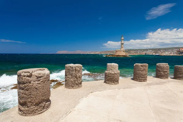 Hanya, Girit - 26 Haziran, 2016:View dolgu üzerinde yaz güneşli günde eski Town of Chania ve Chania deniz feneri yakın. Embankmentis Chania eski şehir bulunan ve bu ziyaret etti ve orada yürüyen turist için en sevdiğim yer.