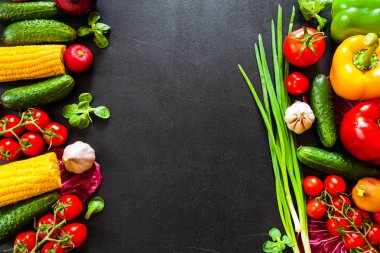 Sağlıklı gıda arka plan. Yemek pişirmek için taze sebze ile sağlıklı gıda kavramı. Metin veya başlık için yer ortasında koyu arka plan.