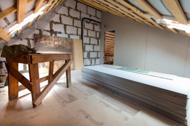 Yenileme, remodeling ve inşaat sırasında malzemeler ile daire iç. (alçı Alçıpan Duvarlar inşa etmeye hazırlanıyor)