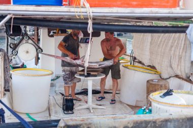 Bali, Island Girit, Yunanistan,-30 Haziran, 2016:Fishermen ağırlığında büyük bir balık (balık) Köyü Bali Yunanistan Crete adada bulunan limanda Balıkçı teknesinde başarılı balık yakalamak sonra