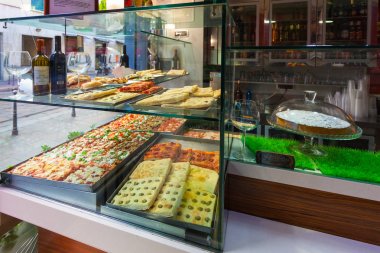 Milan, İtalya - 12 Eylül 2016: Lezzetli parçalarını pizza ve sokak pizzacı penceresinde cam Milano ve yansıma cam Caddesi'nin arkasında lezzetli çeşitler
