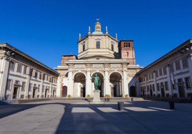 Milan, İtalya - 12 Eylül 2016: Görünüm San Lorenzo Maggiore Bazilikası İmparator Konstantin heykeli üzerinde. San Lorenzo Maggiore Bazilikası'na şehirdeki en eski kiliselerinden biri.