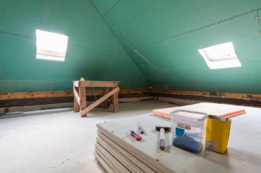 Araçları ve inşaat malzemesi remodeling, tadilat ve inşaat sırasında dairenin odasında Alçıpan, iskele, bölümlerini yaprak işlemek