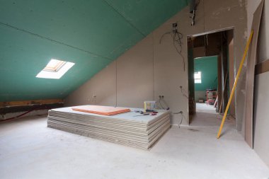 Araçları ve inşaat malzemesi remodeling, tadilat ve inşaat sırasında dairenin odasında Alçıpan, iskele, bölümlerini yaprak işlemek