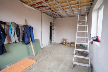 Oda daire tadilat, yenileme ve inşaat sırasında işçilerin elbiseleri