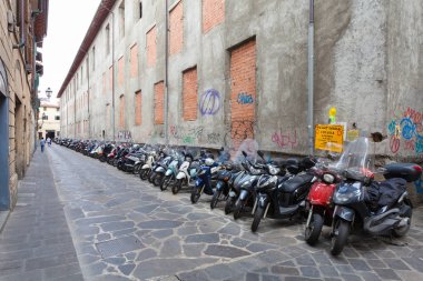 Florence, İtalya - 11 Eylül 2016: scooter bir sürü ve mopedler yerel vatandaşların Park Floransa'da dar sokakta