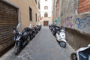 Florence, İtalya - 11 Eylül 2016: scooter bir sürü ve mopedler yerel vatandaşların Park Floransa'da dar sokakta